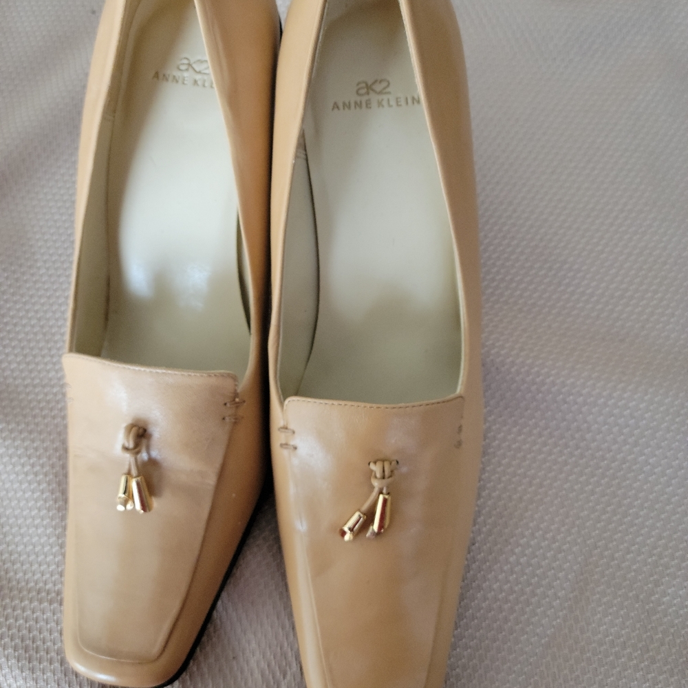 Anne Klein, tan, 9m